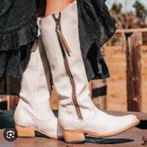 White Whisper Freebird boots NWT size 9
